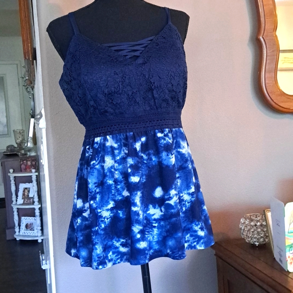Cute summer top with loose tummy area for fuller figure in size XL/XG (15-17).